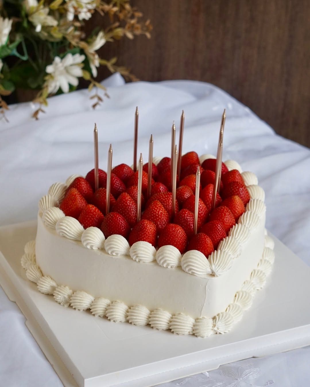 Gâteau d'anniversaire aux fraises avec bougies, Mimi Cake